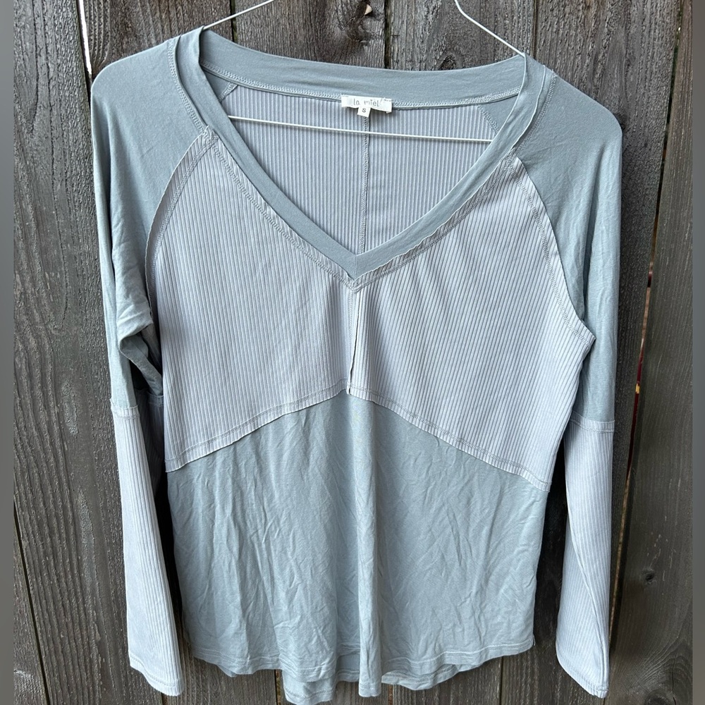 la miel long sleeve small v neck silver/ gray top